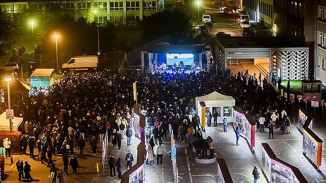 Eine größere Menschengruppe vor einer Bühne auf dem Gelände der „Stasi-Zentrale. Campus für Demokratie“