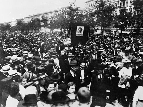 Schwarz-Weiß-Aufnahme mit Hunderten an einem Trauerzug teilnehmenden Menschen