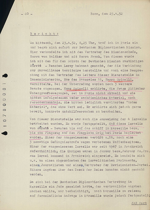 Maschinengeschriebenes Dokument mit Absätzen und händischen Unterstreichungen in Rot