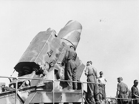 Mehrere deutsche Soldaten stehen neben einem Mörser, dessen Rohr in den Himmel zielt.