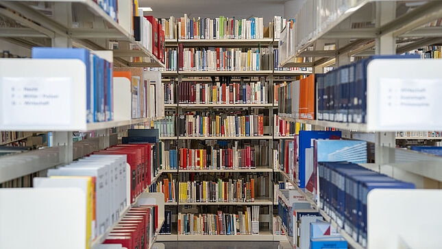 Bücherragel in der Bibliothek Berlin-Lichtenberg / Stasi-Unterlagen-Archiv
