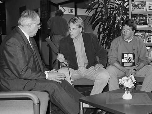 14. Bundeskanzler Helmut Kohl und Lothar Matthäus, Kapitän der deutschen Nationalmannschaft, am 25. Mai 1990 bei einem Interview zur Anti-Drogen-Initiative der Bundesregierung „Keine Macht den Drogen“ 14. Bundeskanzler Helmut Kohl und Lothar Matthäus, Kapitän der deutschen Nationalmannschaft, am 25. Mai 1990 bei einem Interview zur Anti-Drogen-Initiative der Bundesregierung „Keine Macht den Drogen“