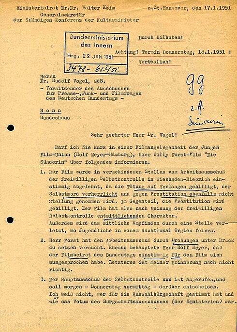 Schreiben des Ministerialrats Keim an das Mitglied des Deutschen Bundestags Vogel (Seite 1) bezüglich kritischer Stimmen zum Film „Die Sünderin“ mit Hildegard Knef, 17. Januar 1951 Offizielles Schreiben mit Maschinentext, behördlichen Stempeln und Vermerken sowie händischen Unterstreichungen