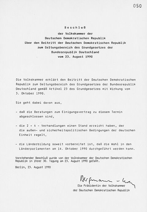 Maschinengeschriebener Brief auf offiziellem Kopfbogen mit händischer Unterschrift