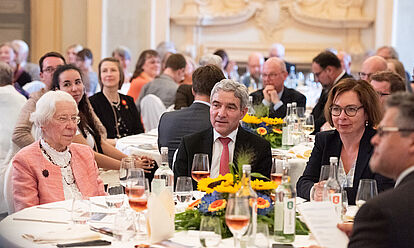 Heinemanns Tochter, Barbara Wichelhaus, sitzt am Tisch, zusammen mit Festredner Stephan Harbarth, Bundesverfassungsgerichtspräsident, und Andrea Hänger, Bundesarchivvizepräsidentin.