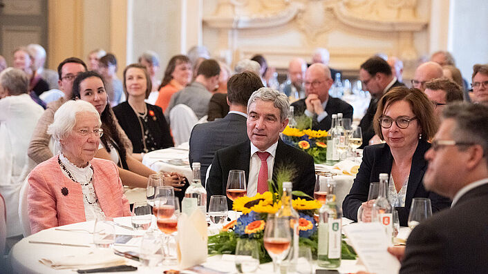 Heinemanns Tochter, Barbara Wichelhaus, sitzt am Tisch, zusammen mit Festredner Stephan Harbarth, Bundesverfassungsgerichtspräsident, und Andrea Hänger, Bundesarchivvizepräsidentin.