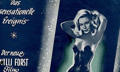 Farbiges Filmplakat mit aufgedrucktem Filmtitel in grüner Schrift und Abbildung einer blondhaarigen Frau, bekleidet mit einem aufreizendem trägerlosen Kleid, in lasziver Pose