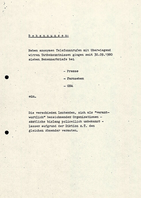 Das Dokument zeigt den Zwischenbericht der Sonderkommission zum Sprengstoffanschlag auf dem Oktoberfest 1980. Im Bericht werden die Tat, die Ermittlungen und die nächsten Schritte der Ermittlung und Öffentlichkeitsarbeit.