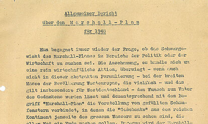 Frankfurt, a.M., den 7. Januar 1949  189 9 / 2  Allgemeiner Bericht über den Marshall-Plan für 1948  Man begegnet immer wieder der Frage, ob das Schwergewicht des Marshall-Planes im Bereiche der Politik oder der Wirtschaft zu suchen sei. Die Anschauung, es handle sich um eine rein wirtschaftliche Aktion, überwiegt - wenn auch nicht in dieser abstrakten Formulierung - bei der breiten Masse der Bevölkerung Westeuropas, die vielfach - und das gilt insbesondere für Westdeutschland - den Wunsch zum Vater des Gedankens werden lässt und dementsprechend mit dem Begriff 'Marshall-Plan' die Vorstellung von gefüllten Schaufenstern verbindet, in denen die 'Geschenke' aus dem reichen Kontinent jenseits des grossen Wassers zu sehen sind, die aller Not ein Ende machen sollen. Dagegen wird der Marshall-Plan von der grossen Nation des Ostens in erster Linie als 'politisches Instrument' betrachtet, ein Ausdruck, welcher dort im Sinne von Machtpolitik, von kühl berechneten Massnahmen einer bestimmten Gruppe zur Sicherung ihres Einflusses verstanden wird. Aber beide Anschauungen dürften dem Wesen des Marshall-Planes nicht gerecht werden. Das europäische Wiederaufbauprogramm (European Recovery Program = ERP) ist ebensowenig eine 'Liebesgabe' wie ein 'Raubzug'. Es ist ein Plan, der allen Ländern, welche sich in ihn hineinfügen wollen, eine 'Chance' gibt, indem er die Grundlagen schafft, auf denen sich die Teilnehmerländer in vier Jahren unter Anspannung aller eigenen Kräfte wirtschaftlich erholen und von ausserordentlicher Hilfe der Vereinigten Staaten unabhängig werden sollen. Diese echt amerikanische Bereitschaft ('give him a chance') hängt allerdings untrennbar mit der Überzeugung der USA zusammen, dass wirtschaftlich gesunde Verhältnisse auch die beste Voraussetzung für die moralische und kulturelle Wiedergenesung des auch in dieser Beziehung so schwer erkrankten Europas bilden werden und dass schliesslich ein in diesem Geiste schaffendes Europa auch Amerika zum Segen gereichen muss. So gesehen ist der