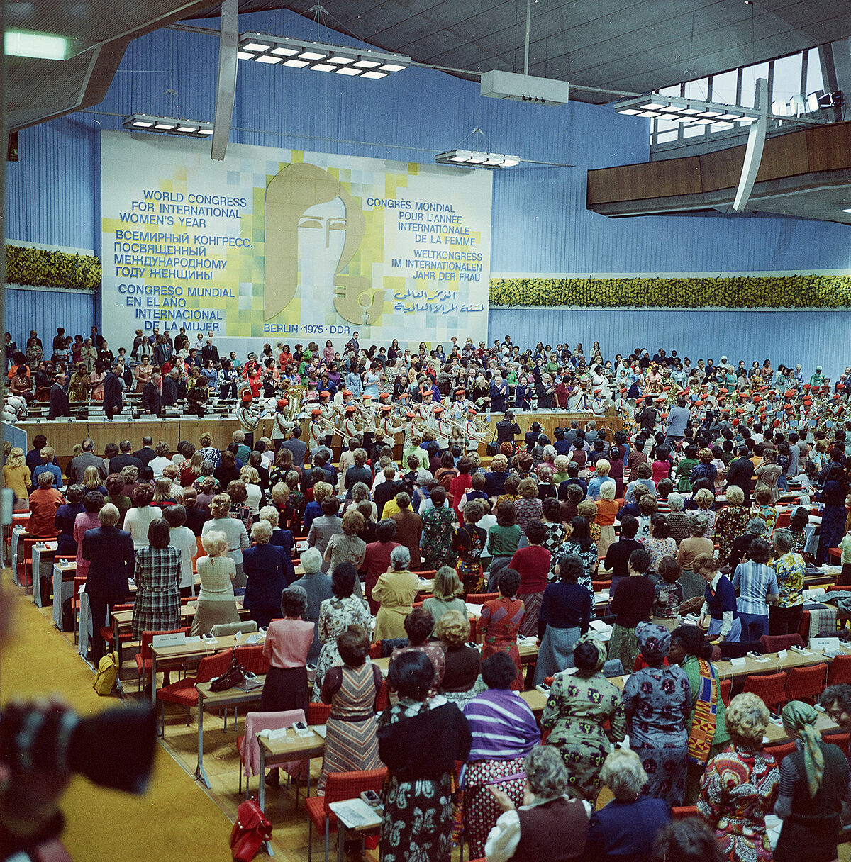 Eröffnungstag des Weltkongresses im Internationalen Jahr der Frau in der Berliner Werner-Seelenbinder-Halle. Erich Honecker hält vor den eingeladenen Delegierten eine Eröffnungsrede. 