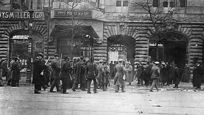 Bewaffnete Arbeit vor dem Verlagsgebäude der Zeitung "Vorwärts", Quelle:
                                                <span class="nanospell-typo-disabled">BArch</span>, Bild 183-S45000 / o. <span class="nanospell-typo">Ang</span>.