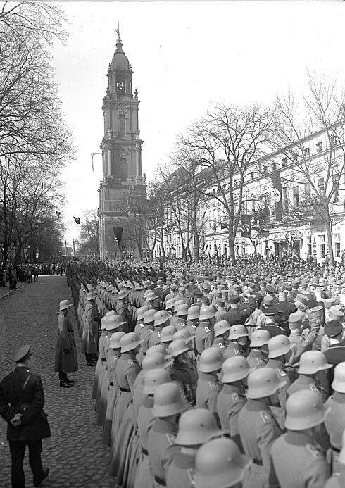 Abgeordnete des Reichstags auf dem Weg in die Potsdamer Garnisonkirche