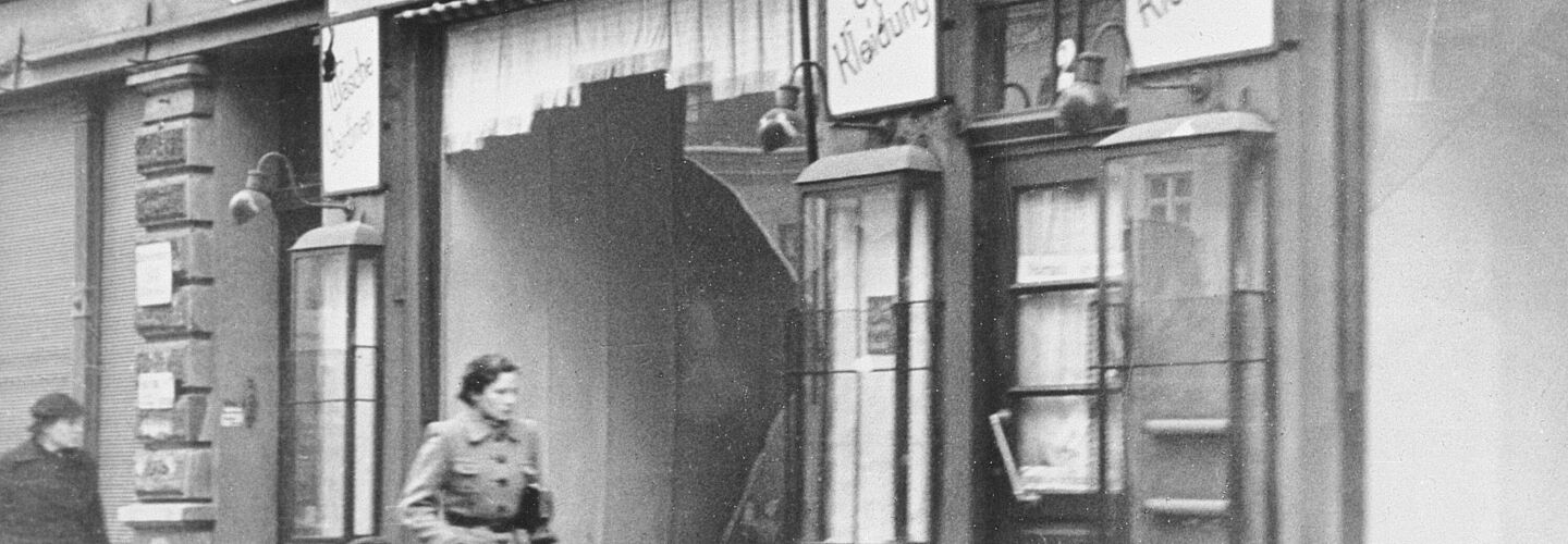 Jüdisches Bekleidungsgeschäft mit zerbrochenen Glasscheiben in Magdeburg, November 1938
