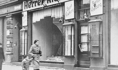 Jüdisches Bekleidungsgeschäft mit zerbrochenen Glasscheiben in Magdeburg, November 1938