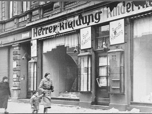 Jüdisches Bekleidungsgeschäft mit zerbrochenen Glasscheiben in Magdeburg, November 1938