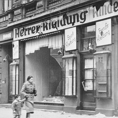Jüdisches Bekleidungsgeschäft mit zerbrochenen Glasscheiben in Magdeburg, November 1938