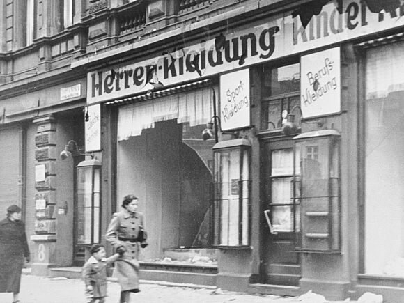 Jüdisches Bekleidungsgeschäft mit zerbrochenen Glasscheiben in Magdeburg, November 1938