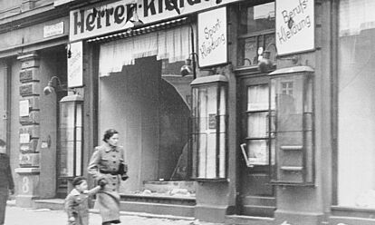 Jüdisches Bekleidungsgeschäft mit zerbrochenen Glasscheiben in Magdeburg, November 1938