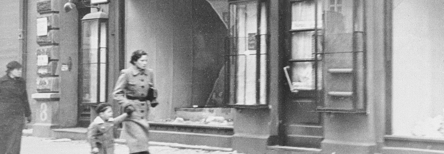 Jüdisches Bekleidungsgeschäft mit zerbrochenen Glasscheiben in Magdeburg, November 1938