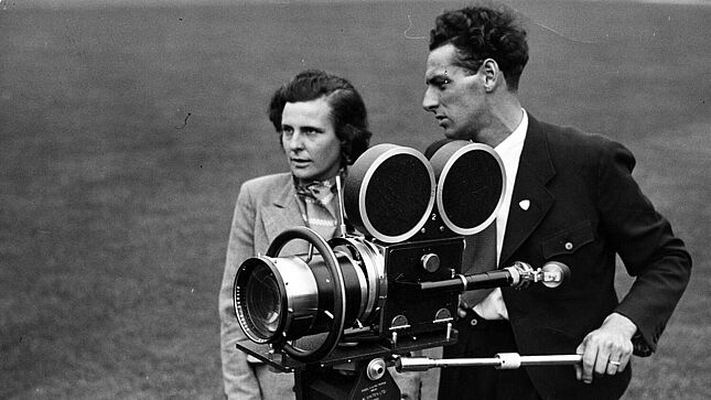 Leni Riefenstahl (links) und Hans Ertl (rechts) mit Filmkamera