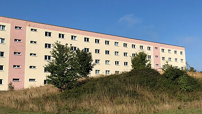 Das bild zeigt das Gebäude des Stasi-Unterlagen-Archivs in Rostock. Es handelt sich dabei um einen überwiegend gelben Plattenbau., Quelle:
                                                <dreipc data-type="abbreviation" data-obj-uid="1" data-uid="1307">BStU</dreipc>