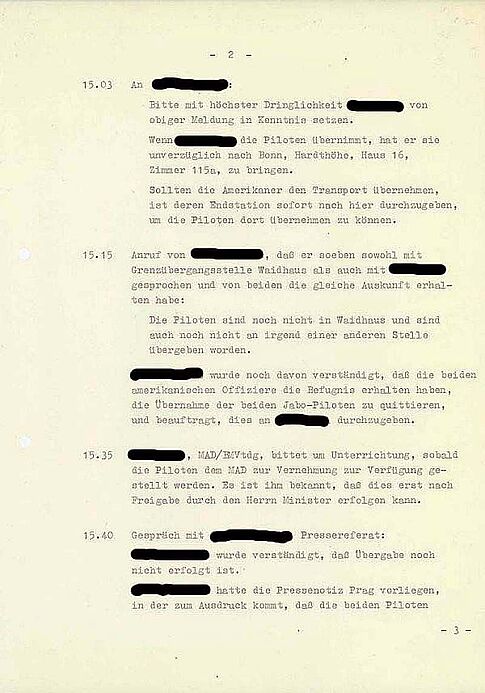 zweite Seite einer maschinengeschriebenen Aktennotiz mit geschwärzten Personennamen sowie Zeitangaben und Informationen zu Telefonaten 