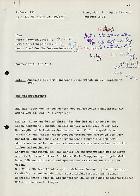 Erste Seite eines zweiseitigen maschinengeschriebenen Briefes mit handschriftlichen Vermerken und behördlichen Angaben und Datumsstempeln