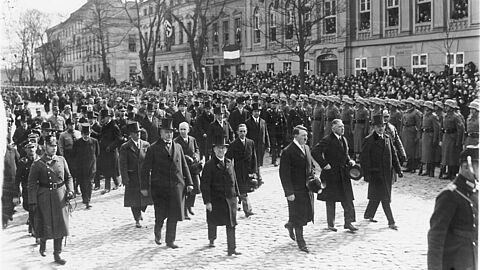 Die neue Reichsregierung auf dem Weg in die Garnisonkirche mit Adolf Hitler in der Mitte