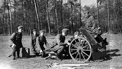 Soldaten mit einem Infanteriegeschütz bei Saint-Avold in Lothringen