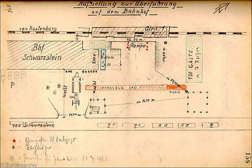 handskizzierter Plan mit beschrifteten Straßen, Gebäuden, Fahrzeugpositionen und einer Legende