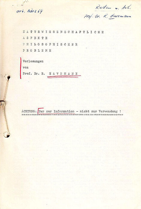 Deckblatt eines provisorisch mit einem Faden gebundenen Manuskripts mit handschriftlichen Vermerken und Markierungen in Rot