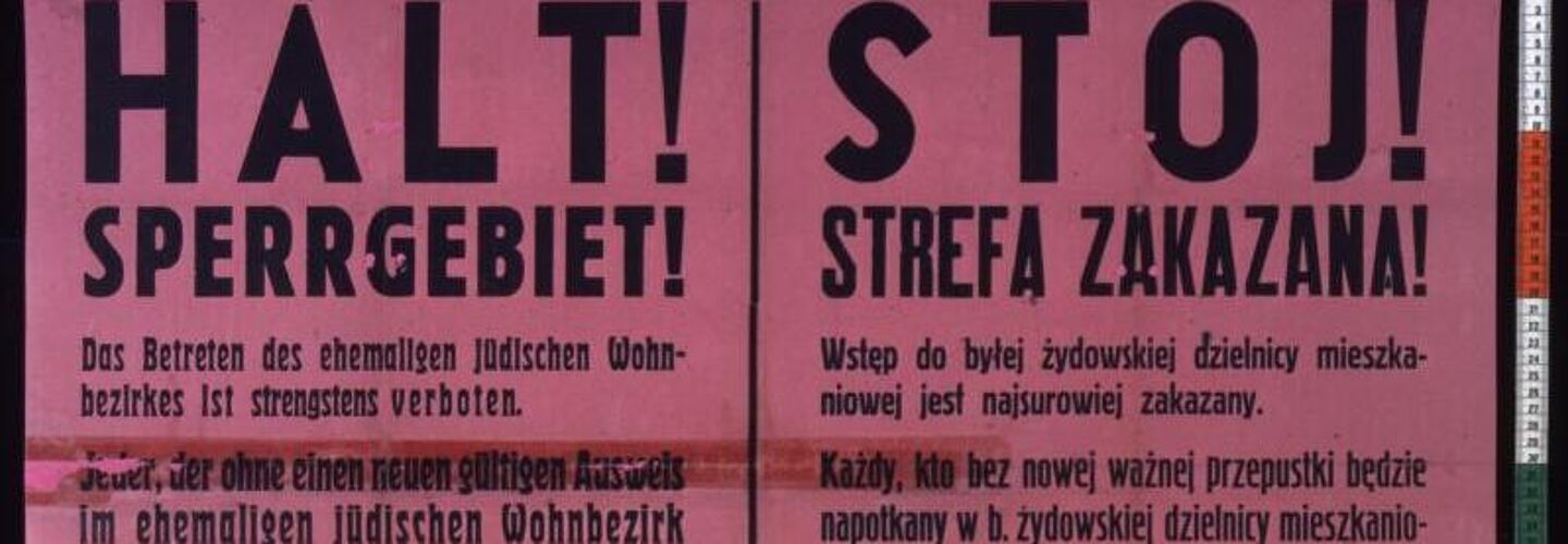 Halt! Sperrgebiet! Das Betreten des ehemaligen Jüdischen Wohnbezirkes ist strengstens verboten.  Jeder, der ohne einen neuen gültigen Ausweis im ehemaligen jüdischen Wohnbezirk angetroffen wird, wird erschossen.  Alle vor dem 23. April 1943 ausgestellten Ausweise zum Betreten des ehem. jüdischen Wohnbezirkes haben ihre Gültigkeit verloren.  Warschau, der 23. April 1943  Der SS- u. Polizeiführer im Distrikt Warschau gez. Stroop SS-Brigadeführer u. Generalmajor d. Polizei  [Der Text wurde ebenso in polnischer Sprache veröffentlicht.]