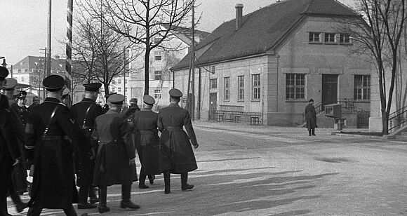 Besuch des Leiters der "Deutschen Arbeitsfront" Robert Ley im Konzentrationslager Dachau am 11. Februar 1936: Ley an der Spitze der Besuchergruppe auf dem Weg durch das Lager