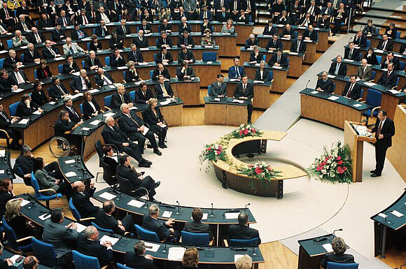 Yehuda Bauer, Direktor des International Center for Holocaust Studies der Jerusalemer Gedenkstätte Yad Vashem, spricht vor dem Bundestag.