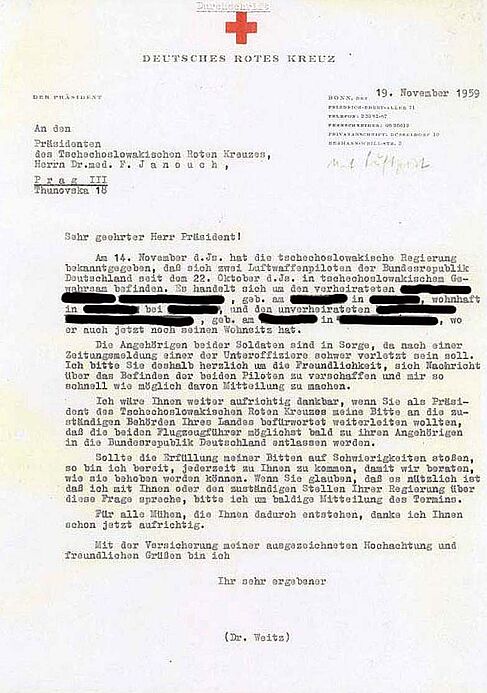 offizieller Briefbogen des Deutschen Roten Kreuzes mit Logo, maschinengeschriebenem Text und geschwärzten Personendaten