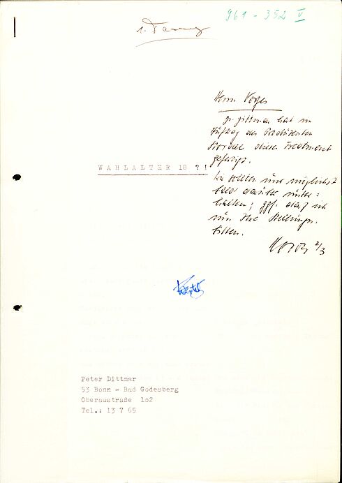 maschinengeschriebenes Deckblatt eines Drehbuchs mit handschriftlichen Vermerken