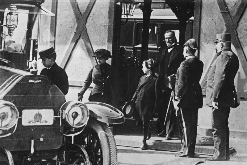 Die Kinder des in Sarajevo erschossenen österreichischen Thronfolgers Franz Ferdinand und seiner Frau nach der Trauerfeier in ein Auto steigend, 1914