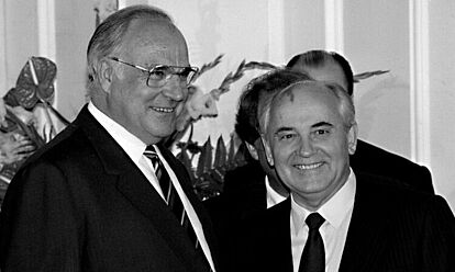 Fotografie von Helmut Kohl und Michail Gorbatschow bei einem Abendessen