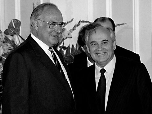 Fotografie von Helmut Kohl und Michail Gorbatschow bei einem Abendessen