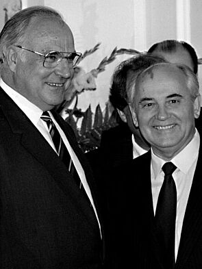 Fotografie von Helmut Kohl und Michail Gorbatschow bei einem Abendessen