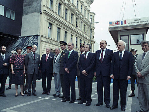 Fotografie der Außenminister am Checkpoint Charly