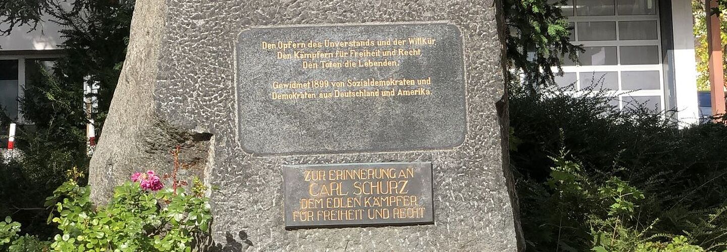 Bild von einem Stein, auf dem der Freiheitskämpfer von 1849 gedacht wird