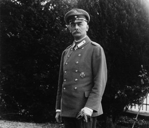 Ganzkörperporträt von General von Falkenhayn in Uniform, ca. 1917