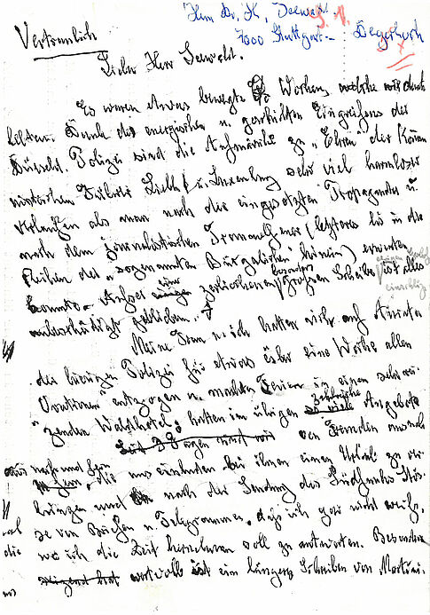 mit schwarzem Stift händisch geschriebener Brief, in blauer Farbe ergänzte Empfängeradresse, zahlreichen Korrekturen und einer mit dem Bleistift geschriebenen Einfügung