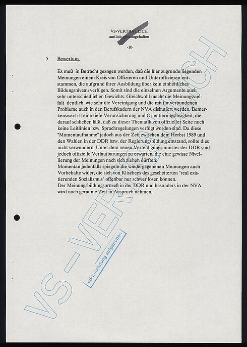 Maschinengeschriebenes Dokument mit den Hinweisen „VS-Vertraulich“ und „VS-Einstufung aufgehoben“