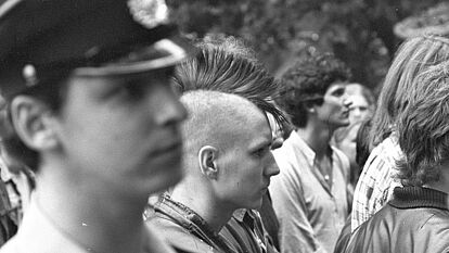 Ein Punk neben einem Volkspolizisten bei einem Konzert Ende der 80er Jahre