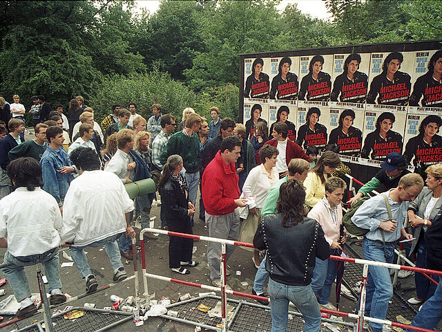 Warteschlangen Jugendlicher vor dem Konzert von Michael Jackson vor dem Reichstag am 19. Juni 1988