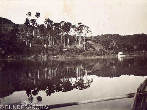 Schwarz-Weiß-Fotografie des Lagers bei Malu