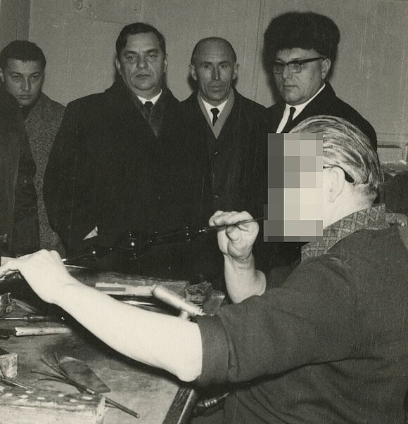 anuar 1970: Glasblasen in einer Heimwerkstatt in Lauscha vor einer Delegation des sowjetischen KGB