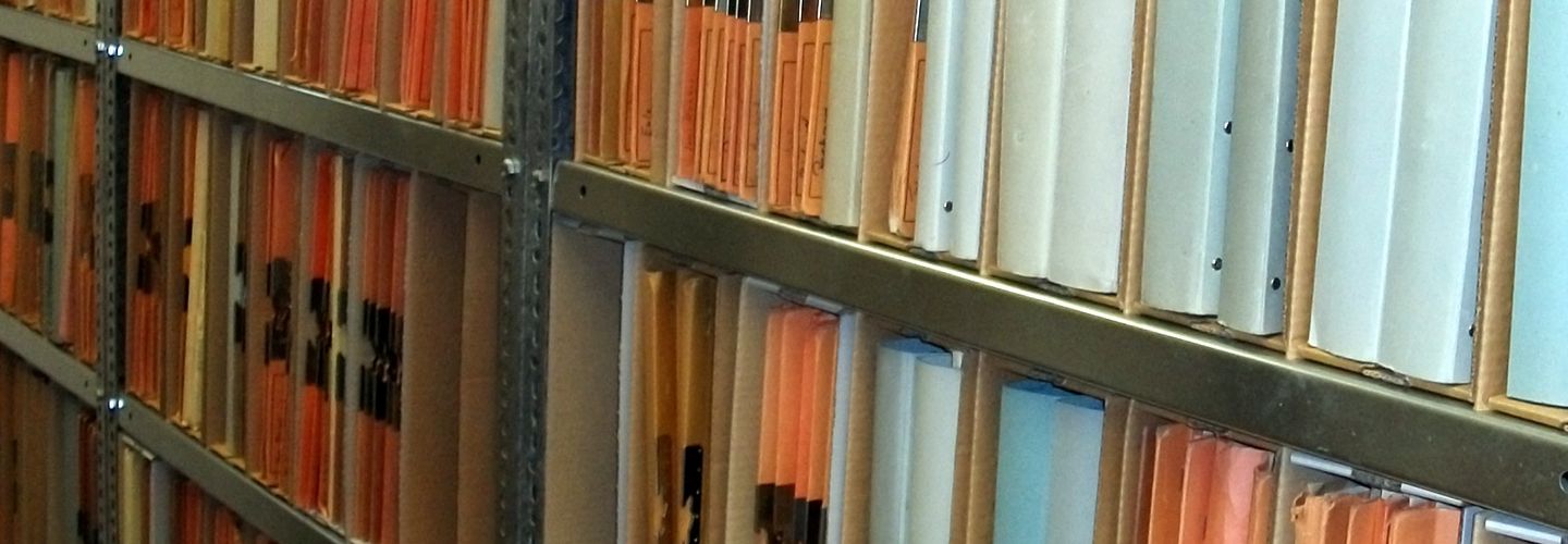 Regal mit Stasi-Akten in der Außenstelle Rostock